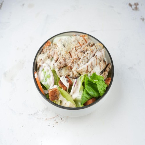 سلطة السيزر مع الدجاج المشوي